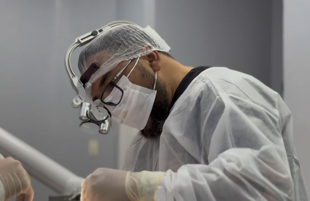 Dr. Elon Aguiar realizando procedimentos de reabilitação e instalação de prótese dentária na SculptFace Manaus
