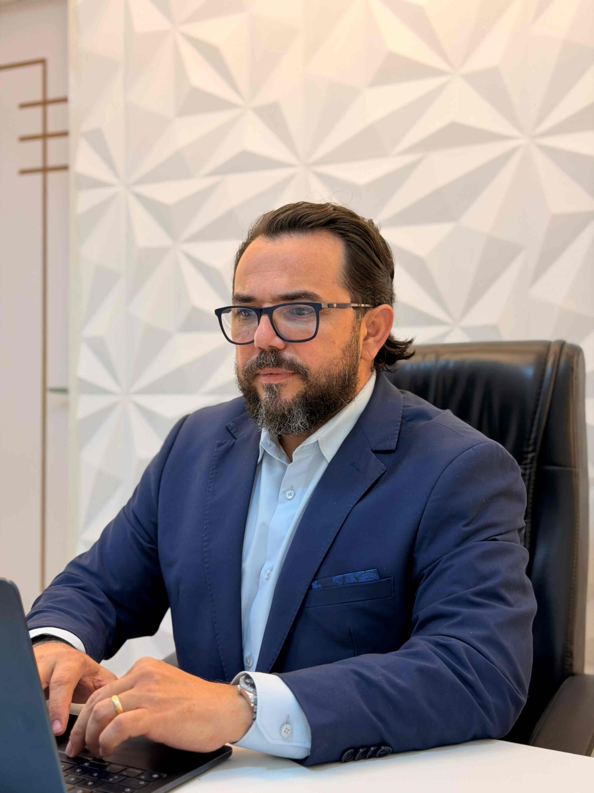 Dr. Elon Aguiar - Cirurgião Bucomaxilofacial em Manaus