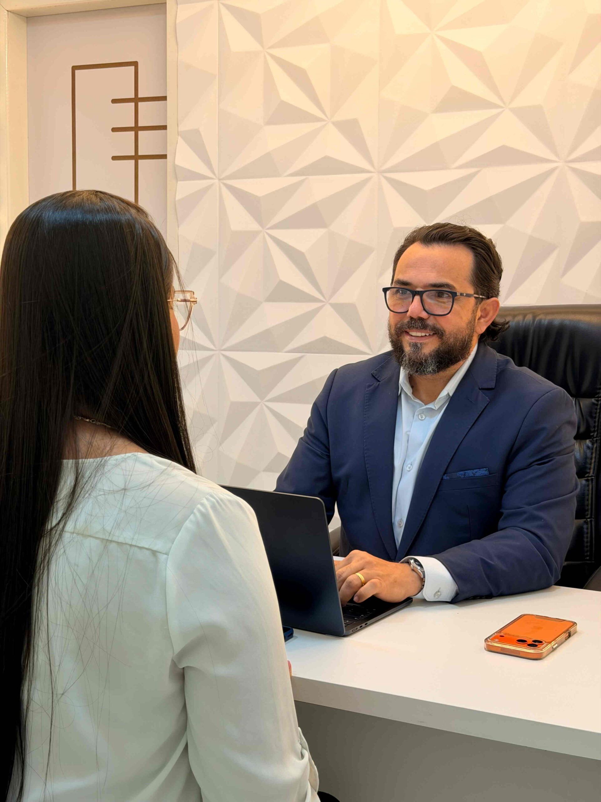 Dr. Elon Aguiar em consulta de avaliação para cirurgia facial e ATM com paciente em Manaus
