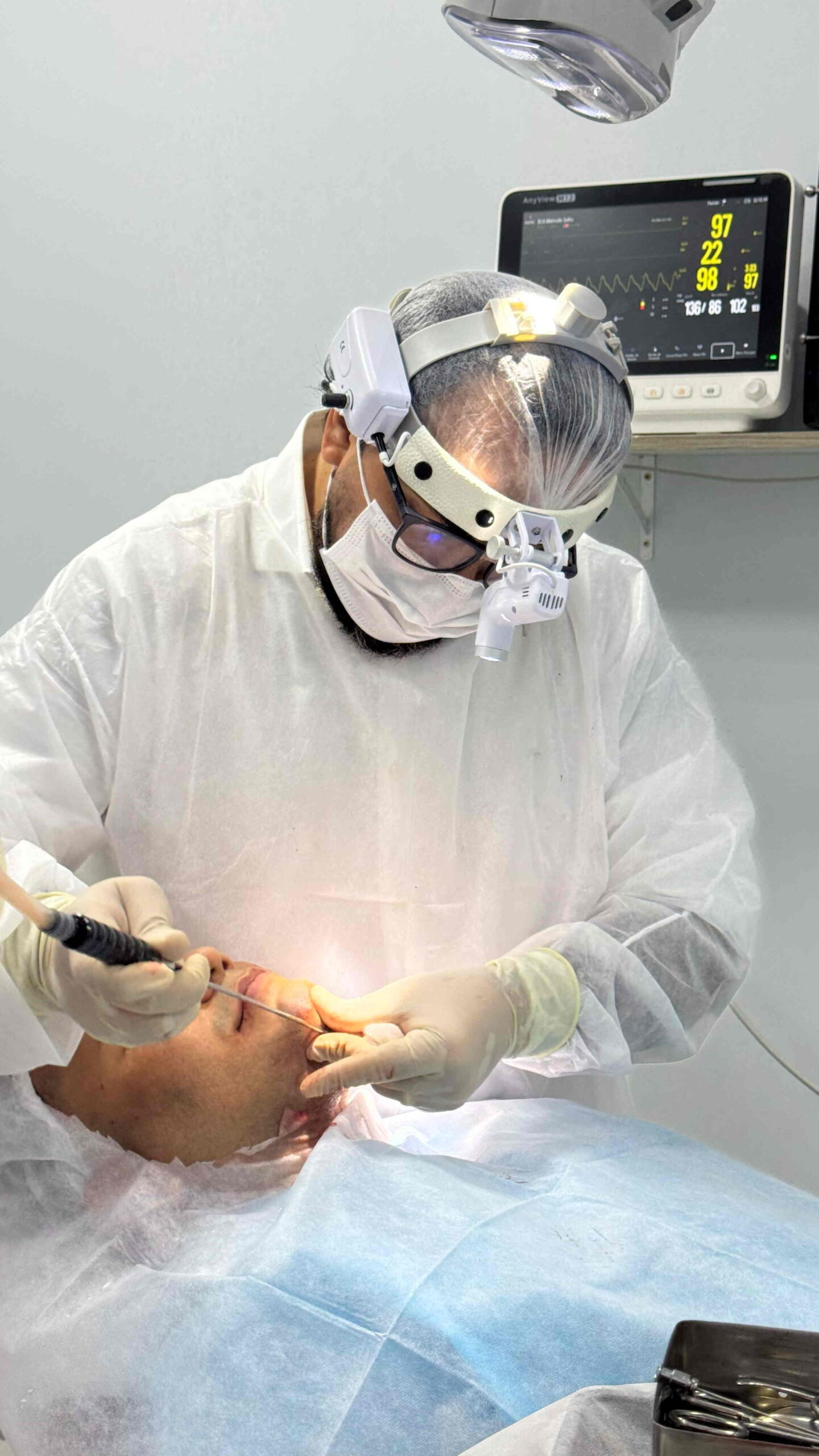 Dr. Elon Aguiar em procedimento cirúrgico de alta complexidade em Manaus
